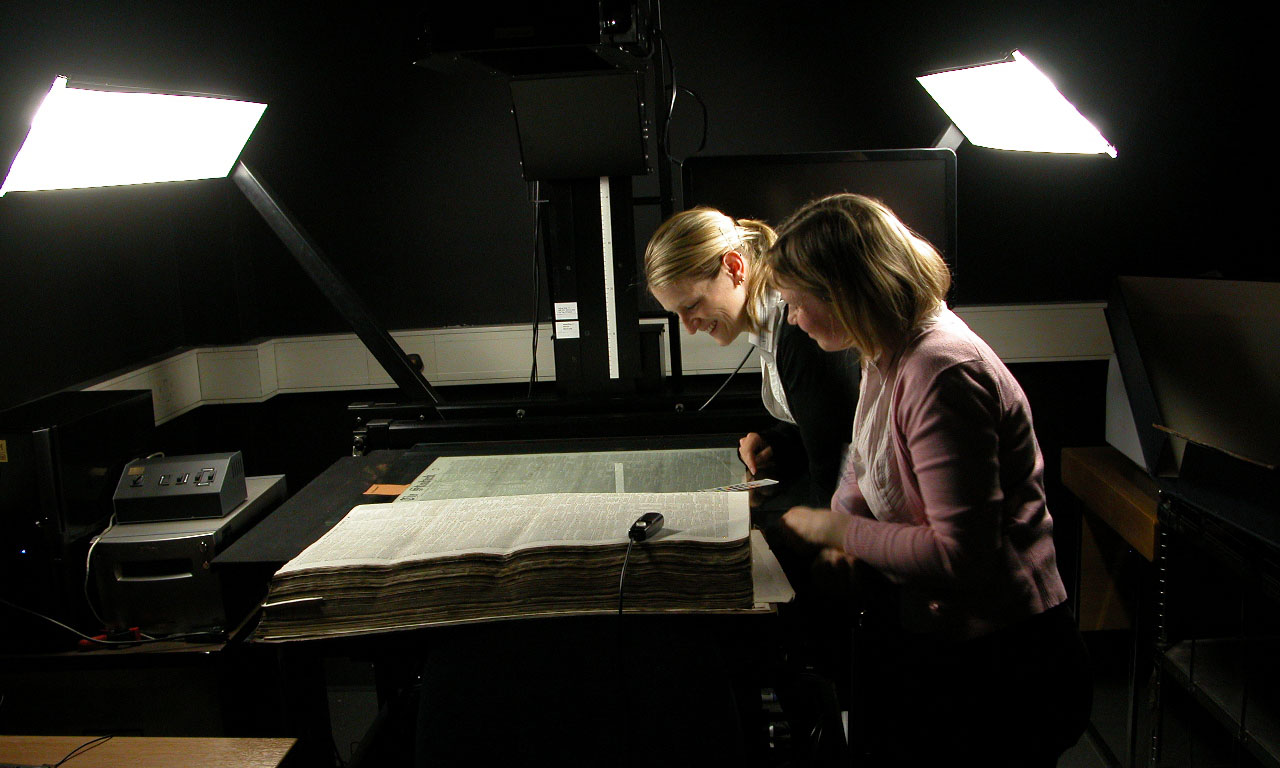 Suzanne Lamb and Karen Carruthers examine an unmarked copy of the 24 November 1869 issue of The Standard held by the National Library of Scotland, Edinburgh, 2010. Copyright Livingstone Spectral Imaging Project team. Creative Commons Attribution-NonCommercial 3.0 Unported (https://creativecommons.org/licenses/by-nc/3.0/).