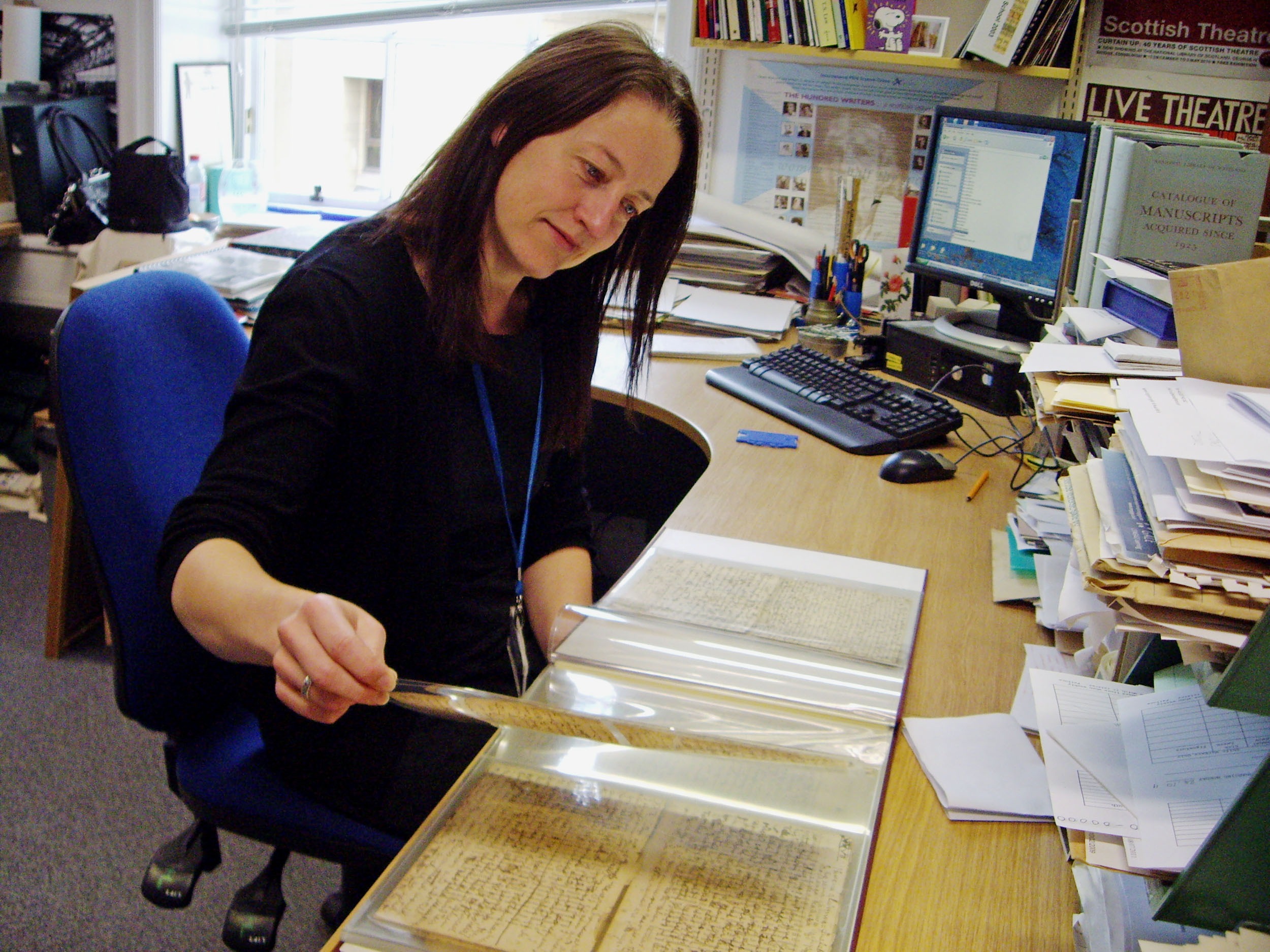 Alison Metcalfe looks over the pages of the 1870 and 1871 Field Diaries held by the National Library of Scotland, Edinburgh, 2011. Copyright Livingstone Spectral Imaging Project team. Creative Commons Attribution-NonCommercial 3.0 Unported (https://creativecommons.org/licenses/by-nc/3.0/).