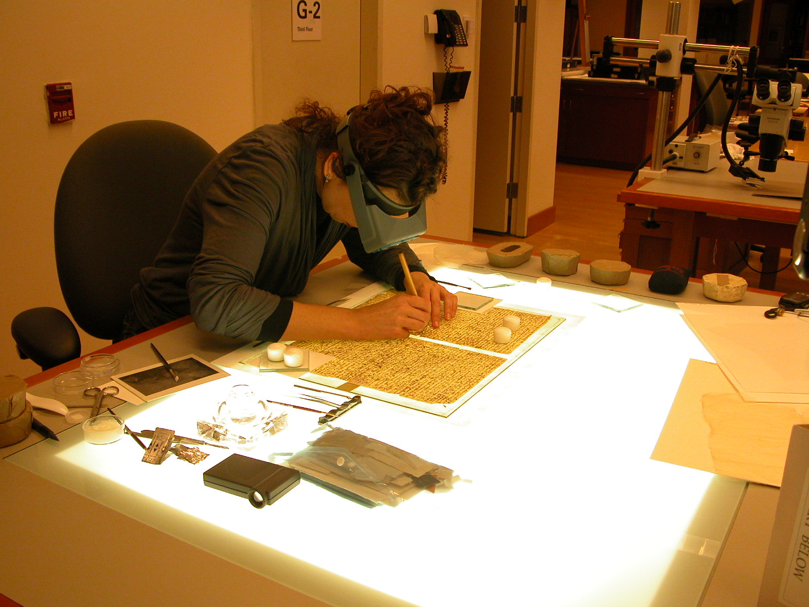 Yana Van Dyke prepares the letter for imaging. Copyright Adrian S. Wisnicki. Creative Commons Attribution-NonCommercial 3.0 Unported (https://creativecommons.org/licenses/by-nc/3.0/).